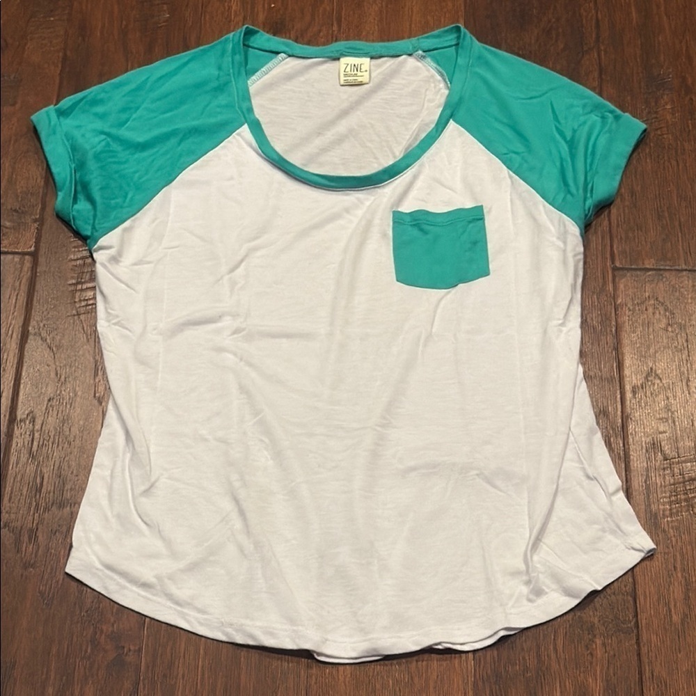 CM🩷 Medium Green and White Raglan Short Sleeve Tee